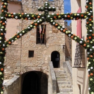 Arco de la aldea de Campo de Abajo frente a la Torre de la Aljama